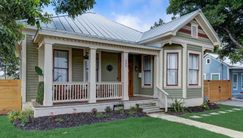 Downtown home with enclosed backyard, deck, streaming, washer/dryer, central AC - Foto 4