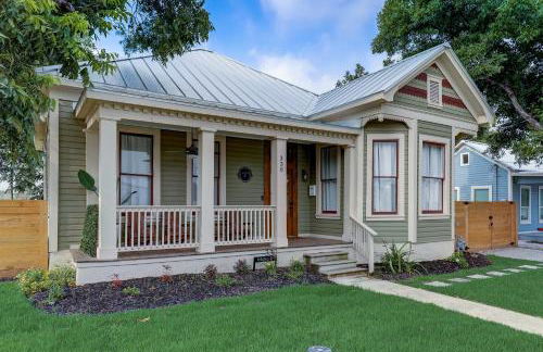 Downtown home with enclosed backyard, deck, streaming, washer/dryer, central AC - Foto 4