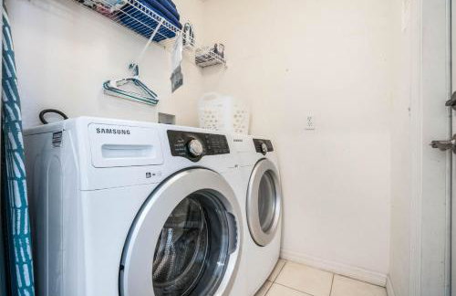 Great Location, gated community, private heated POOL - Foto 21