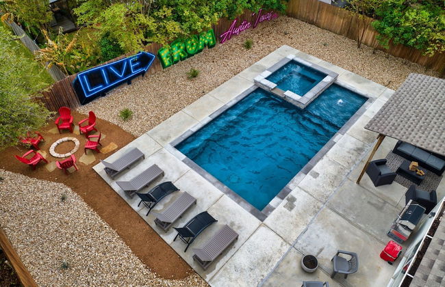 High End Home w Pool Hot Tub Gameroom - Photo 52