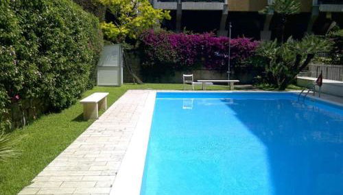 affascinante bilocale con piscina - Photo 3