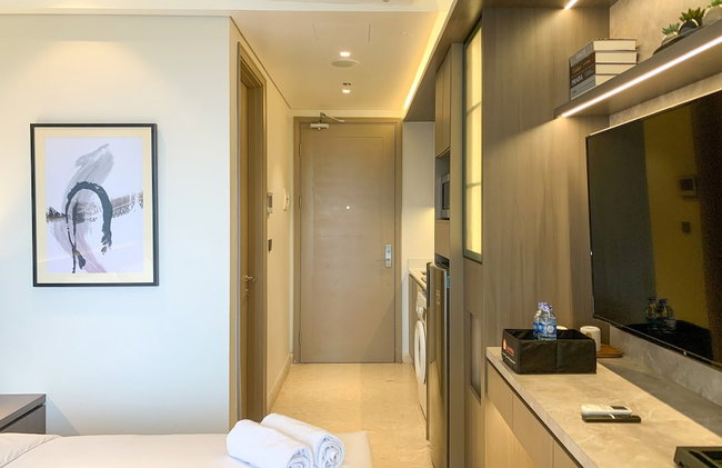 Warm And Modern Look Studio Room At Gold Coast Apartment - Foto 17