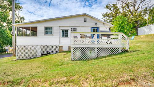 Cozy Cottage with Deck Walk to Lake of the Ozarks! - Foto 2