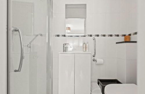 Polmont Haven: Spacious 4- Bedroom Retreat - Foto 33