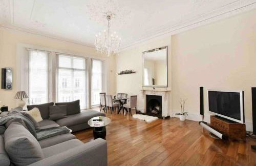 Stunning Grand 2 bed, 2 bath apartment, - Foto 1