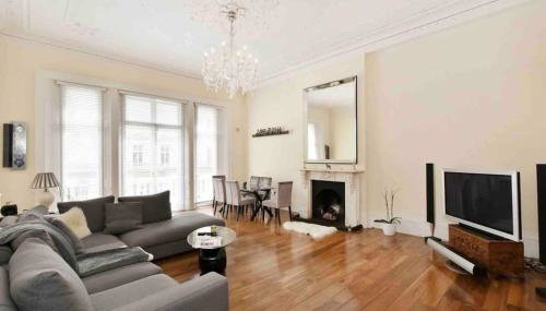 Stunning Grand 2 bed, 2 bath apartment, - Foto 1