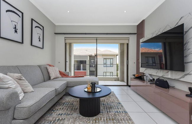 2 Bed Flat - Sleeps 4 - Pool - Garden - Parking - Photo 1