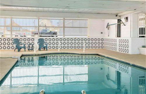 Stay Steps from Beach with Pool AC Parking - Foto 4