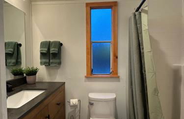 Cozy Covelo Tiny Home - Hot Tub & Oaks - Foto 10