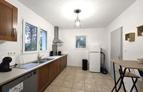 Le Parc Jean Édouard - Spa avec jacuzzi privé - Superbe villa 4 chambres - 9 couchages - 6 lits - Poêle - Parking - Climatisation réversible- Terrasse ombragée et grand jardin - Foto 27