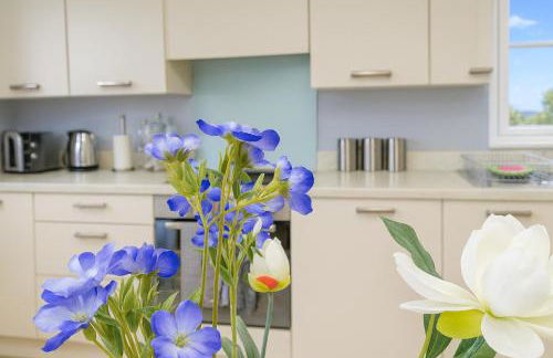 Free Parking and Garden 3 Bedroom Sleeps 8 guests - Photo 2