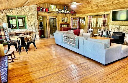 Tranquil Riverfront Cabin Retreat with Wildlife, Trails & Open Skies in Tahlequah, Oklahoma - Foto 18