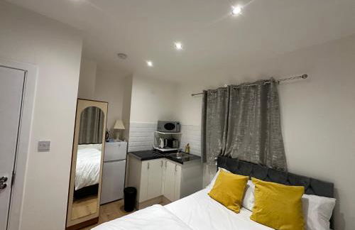 1st Studio Flat With full Private Toilet And Shower With its Own Kitchenette in Keedonwood Road Bromley A Fully Equipped Independent Studio Flat - Photo 24