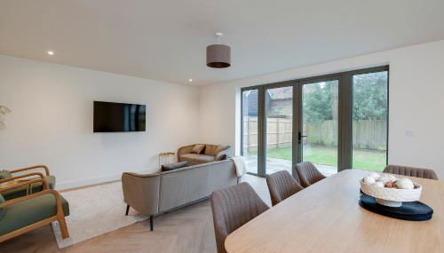 Spacious 5BR Home Near New Forest & Coast - Parking - Sleeps 10 - Foto 3