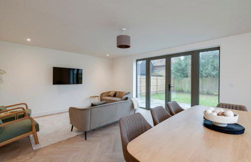 Spacious 5BR Home Near New Forest & Coast - Parking - Sleeps 10 - Photo 3