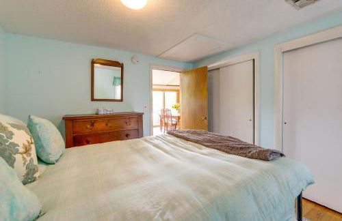 Lakefront Connecticut Retreat Near UConn - Foto 16