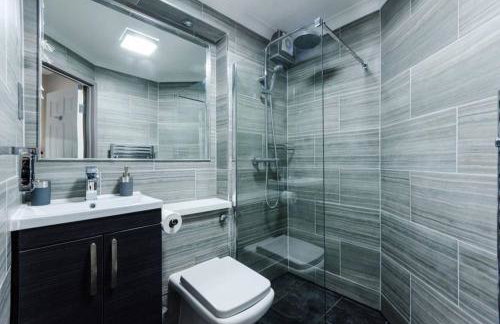 Modern Spacious 1 Bed Apartment with Free Parking in Trendy Inner London Suburb 15 mins walk to Victoria Line Underground then 20 mins to Oxford Street "West End of London" or 10 mins walk to Overground and 10 mins to London Liverpool St "City of London" - Foto 59