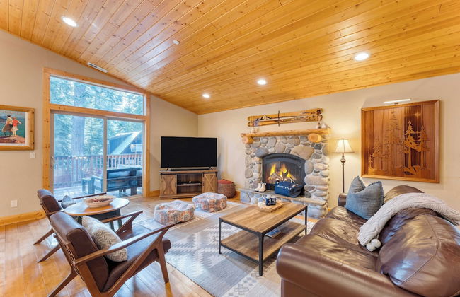 Washoe Chalet by Avantstay Game Room, Hot Tub, Putting Green & Fire Pit - Foto 9