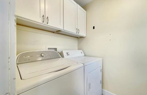 2BR Family Charmer Duplex near Drake - Foto 12