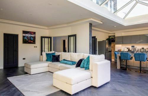 Luxury 4-Bedroom High-End Home, Includes Jacuzzi and Pool Table - Foto 59