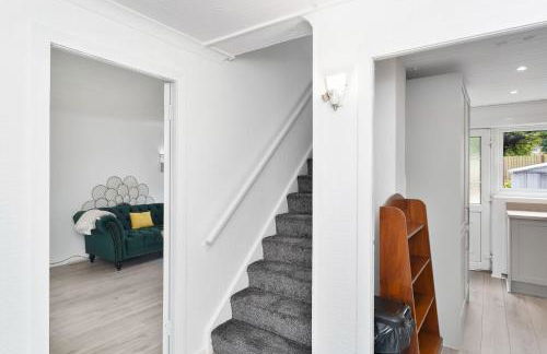 3BR Family House with Free Parking in West Lothian - Photo 19