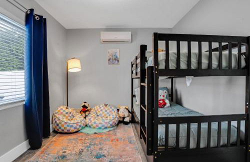 Luxe by Jenn - 3BR Retreat with Heated Pool - Photo 53