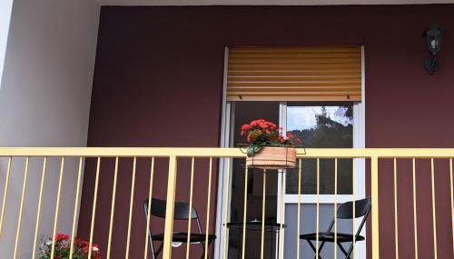 Dinky's apartment with a balcony overlooking the woods - Foto 2