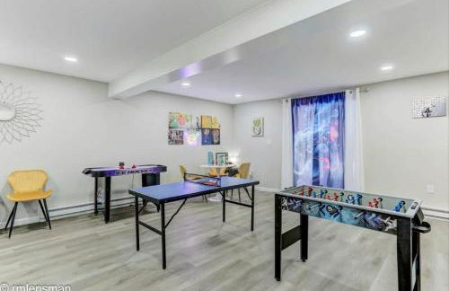 The Hut House 3BR 3BA Game Room Massage Chair - Foto 49