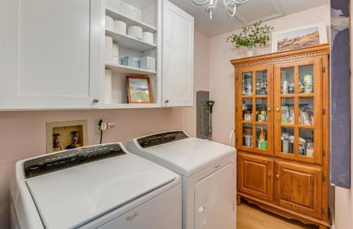 Family Home with Furnished Deck in Fairview! - Foto 22