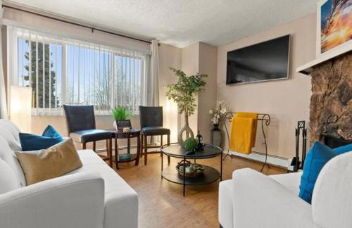 Lovely 3-bedroom rental unit with free parking! - Photo 1