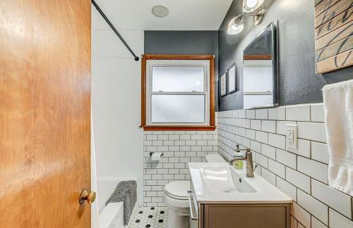 Butterfield Family Friendly Bungalow Northside Indy with Arcade - Foto 14