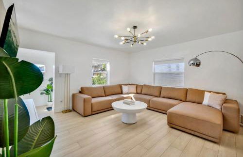 Luxury Miami Pool House Private Backyard Oasis Near Wynwood and Miami International Airport - Photo 33