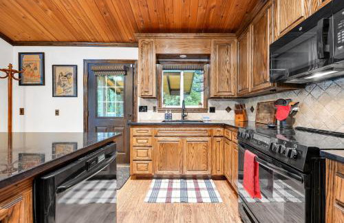 Chalet Seraphina - Cozy Pet Friendly Hot tub - Photo 18