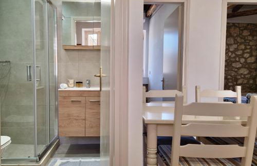 Alekos Cozy Stone 2BR Home Karya Center - Photo 9