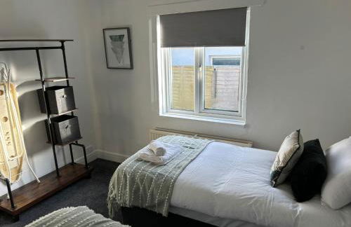Brighton Bungalow Spacious 3BR, contractor friendly, close to University & near AMEX Stadium, parking,free WIFI,Garden & BBQ, Mobility challenged friendly - Foto 2