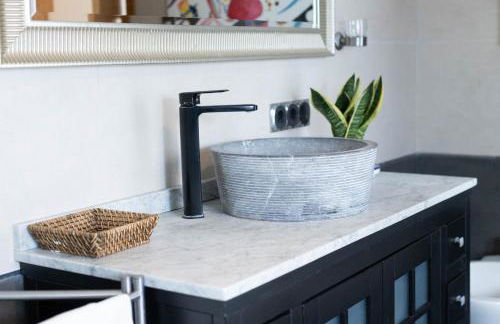 Villa en Valencia, piscina privada y metro 500m - Foto 16