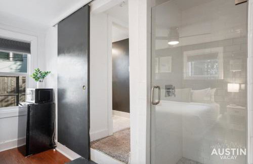 Prime Location w King Accommodations Near Downtown - Foto 3