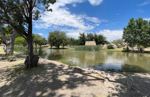 SPACE CASTLE: a 1950s Gas Station transformed into an Art Themed Wonderland - Foto 40