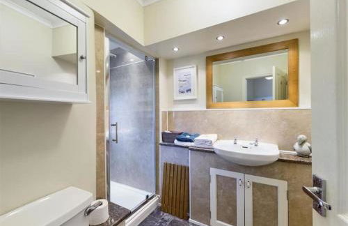 Two Bed First Floor Apartment in Village location - Photo 9