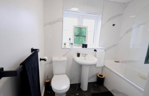 Stylish 2-Bed flat near IKEA & J9 M6 Free Parking - Foto 3