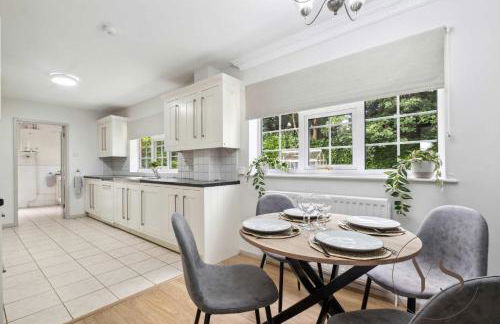 Spacious 6BR Villa in 32 Le More Birmingham with 7 Beds and Free Onsite Parking - Foto 58