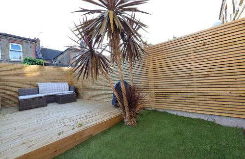 Newly refurbished 2 br apartment with a beautiful garden - Foto 42