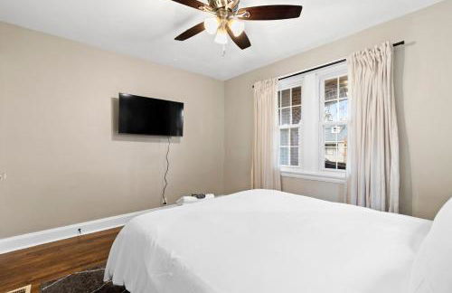 Inviting 4BR2BA in Oakley with 2 Park Spots & Lg Deck - Foto 11