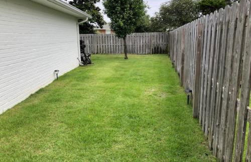 Beautiful Pet Friendly Home! Tropical Pool, Optional Golf Cart & Pool Heat, Minutes to Beach - Foto 56