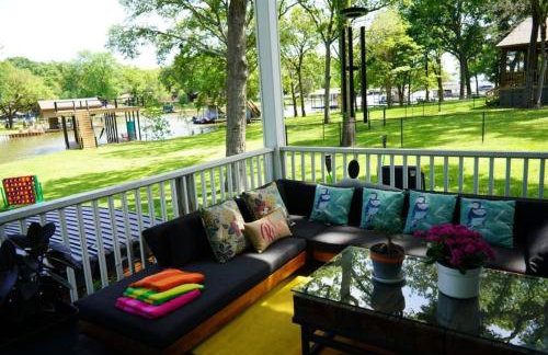 Massive lakefront home with HOT TUB - Foto 44