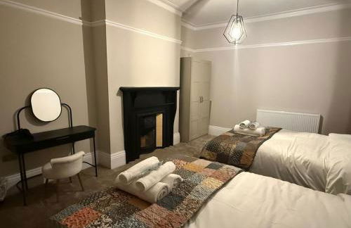 Large Luxury 4 bedroom home with parking - Foto 41