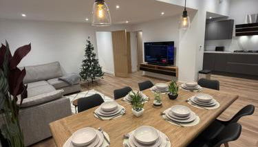 Luxury House, Great Location in Redditch - Contractors - Families - Groups - Relocators - Sleeps 9 - Foto 2, stove, dishwasher, toaster