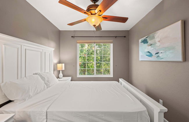 Spacious Retreat w Modern Decor and Private Yard - Photo 2