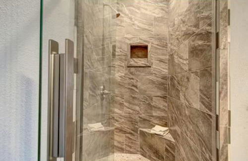 Coastal Chill Spot - Cozy 2BR Villa By The Beach - Foto 14