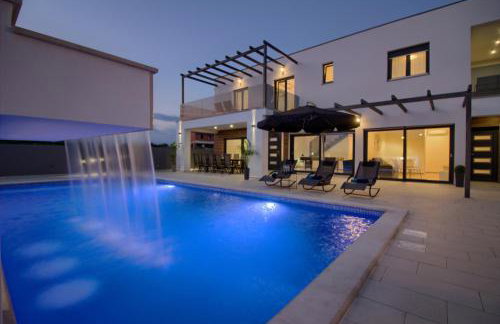 Luxury Villa with extra heated pool with hydromassage, biliard near town center and beach by WiiBuk - Foto 2
